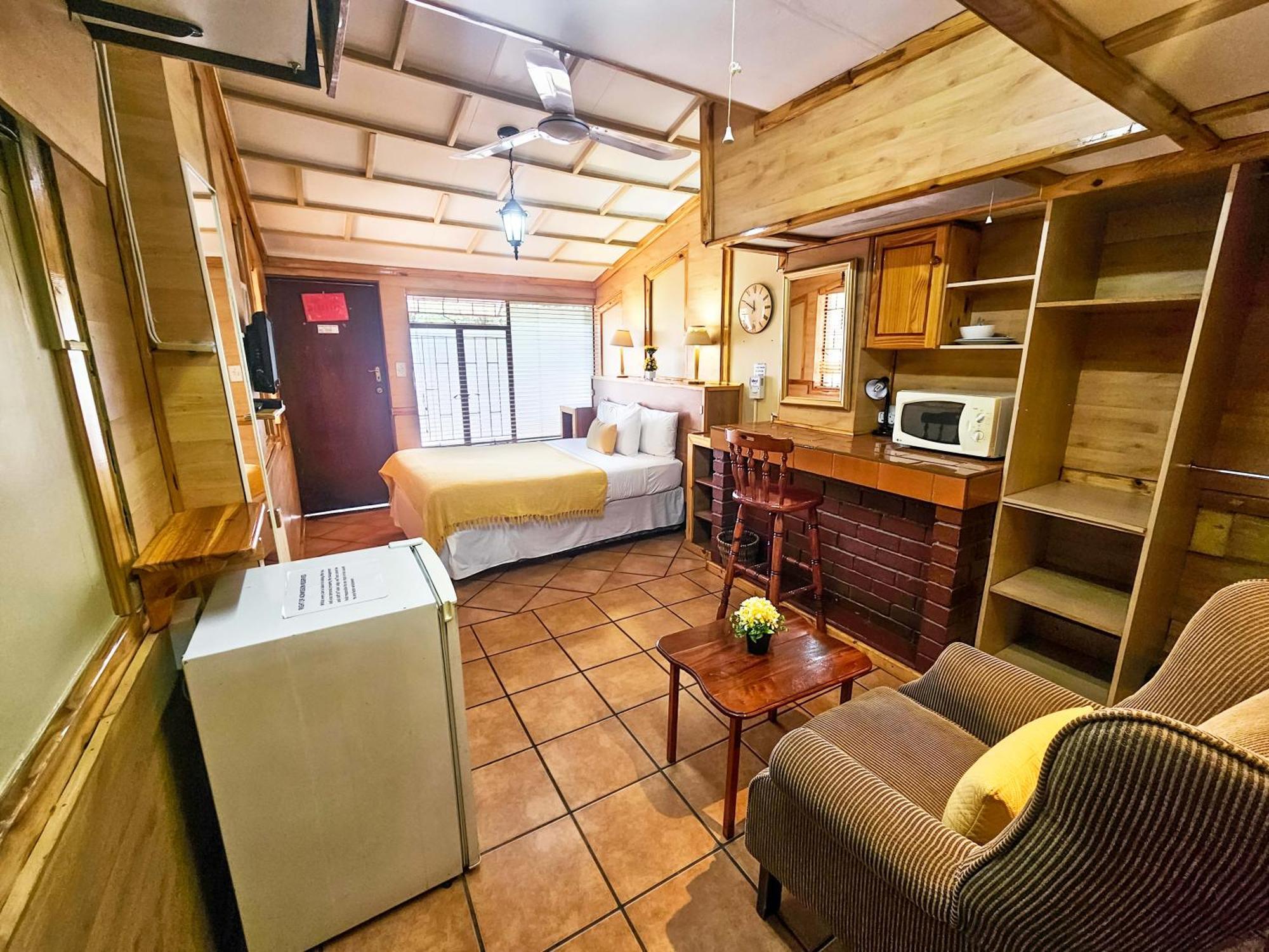 Tudor Lodge Guest House Йоханесбург Екстериор снимка