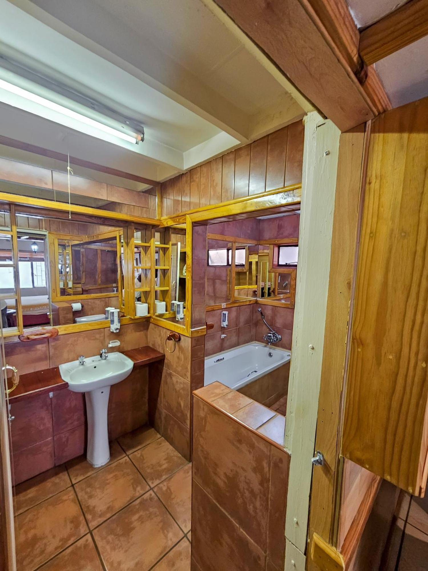 Tudor Lodge Guest House Йоханесбург Екстериор снимка