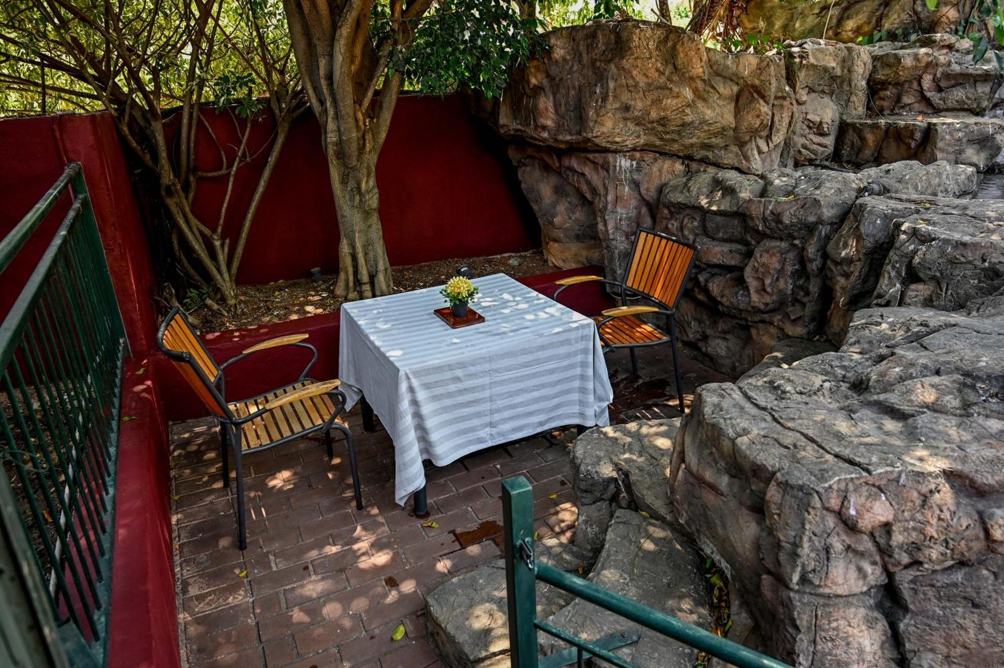 Tudor Lodge Guest House Йоханесбург Екстериор снимка