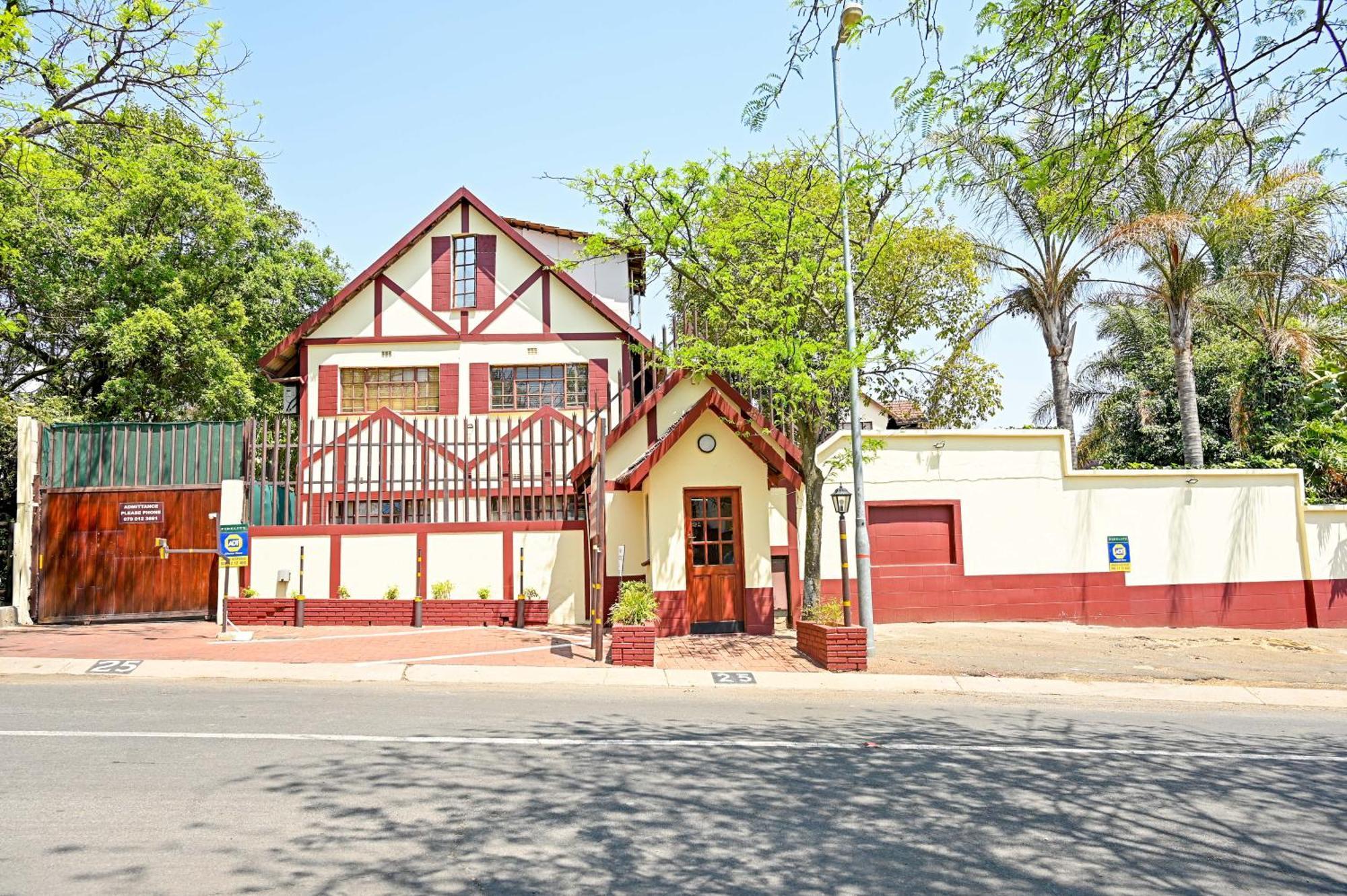 Tudor Lodge Guest House Йоханесбург Екстериор снимка