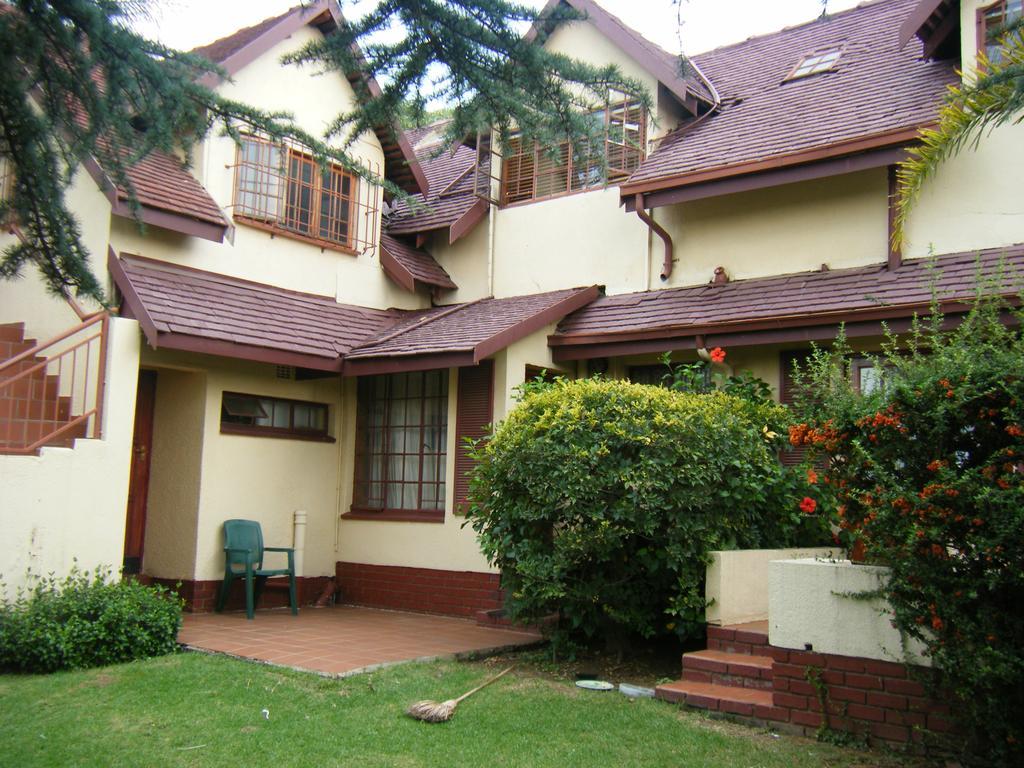 Tudor Lodge Guest House Йоханесбург Екстериор снимка