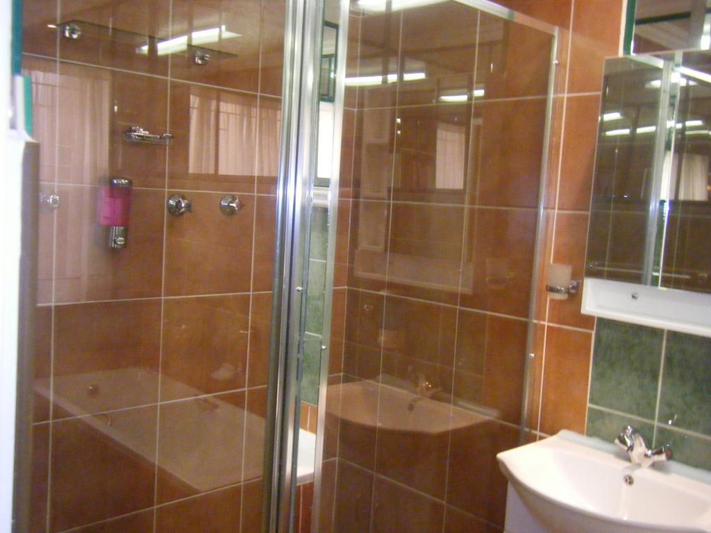 Tudor Lodge Guest House Йоханесбург Екстериор снимка